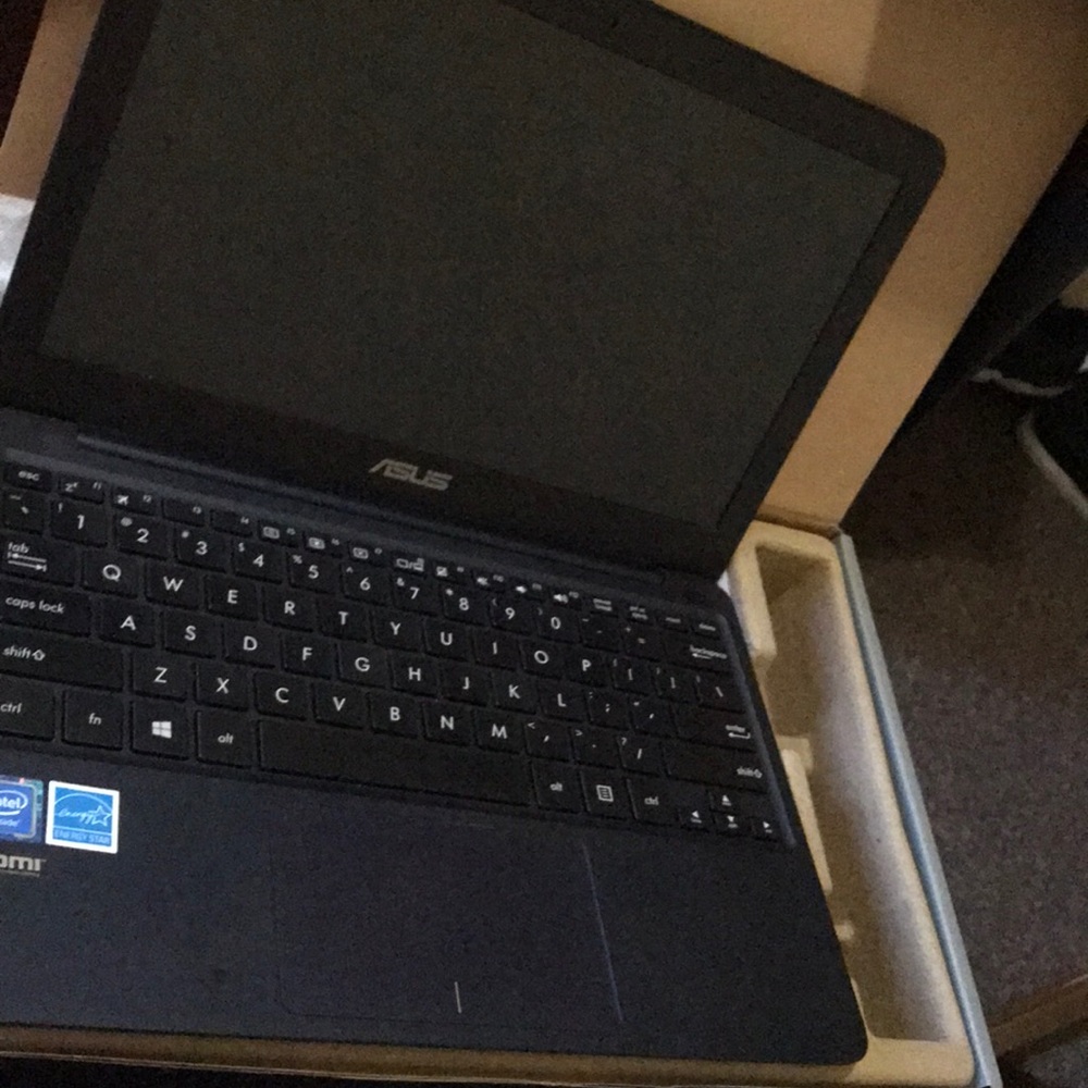 Asus Windows Laptop 💻 - Picture 2 of 3